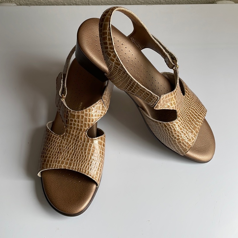 Suntimer Heel Strap Sandal SAS  size10M - croc